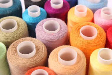 Beyaz arkaplanda iplikler dikiliyor, ayarla