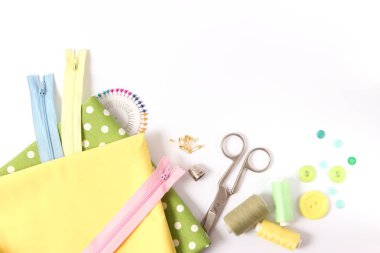 Beyaz arkaplanda aksesuarlar dikiliyor 