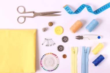 Beyaz arkaplanda aksesuarlar dikiliyor 