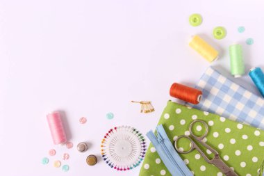 Beyaz arkaplanda aksesuarlar dikiliyor 