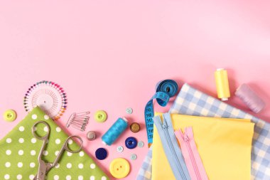 Renkli bir arkaplan görünümünde aksesuarlar dikiliyor.