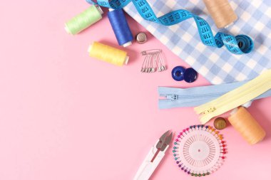 Renkli bir arkaplan görünümünde aksesuarlar dikiliyor.