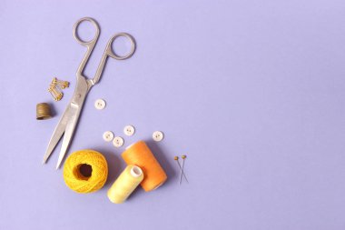 Renkli bir arkaplan görünümünde aksesuarlar dikiliyor.