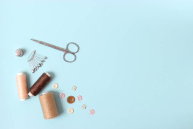 Renkli bir arkaplan görünümünde aksesuarlar dikiliyor.