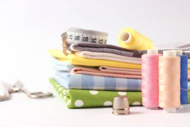 Beyaz arkaplanda aksesuarlar dikiliyor 