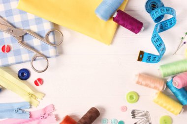 Renkli bir arkaplan görünümünde aksesuarlar dikiliyor.