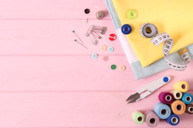 Renkli bir arkaplan görünümünde aksesuarlar dikiliyor.