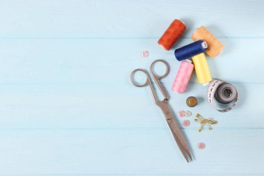 Renkli bir arkaplan görünümünde aksesuarlar dikiliyor.