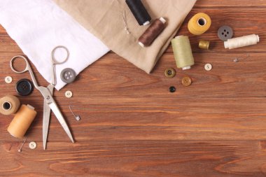 Renkli bir arkaplan görünümünde aksesuarlar dikiliyor.