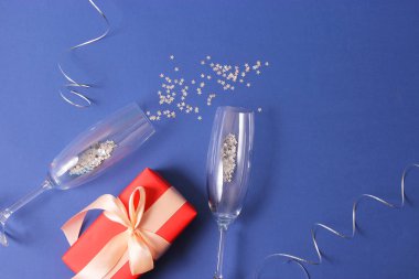 Renkli arkaplan görünümlü gözlük ve konfeti.