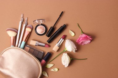 Renkli bir arkaplan görünümünde kozmetik ve çiçekler.