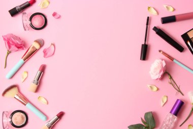 Renkli bir arkaplan görünümünde kozmetik ve çiçekler.