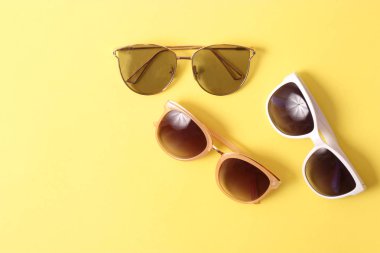 Renkli bir arkaplanda güneş gözlüğü.