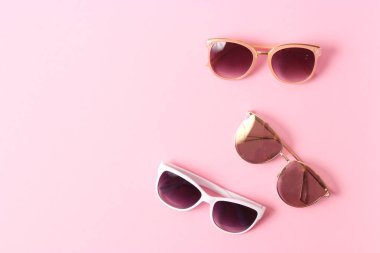 Renkli bir arkaplanda güneş gözlüğü.