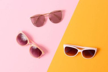 Renkli bir arkaplanda güneş gözlüğü.