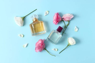 Renkli bir arka plan görünümünde çiçeklerin ve parfümlerin güzel kompozisyonu