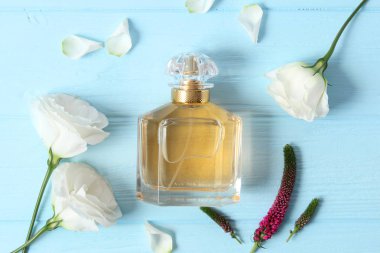 Renkli arka planda parfüm ve çiçekler.