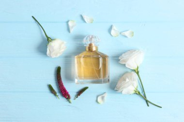Renkli arka planda parfüm ve çiçekler.