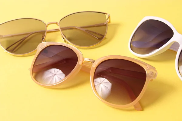Sonnenbrille Auf Farbigem Hintergrund — Stockfoto