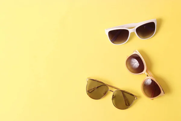 Zestaw Okularów Przeciwsłonecznych Kolorowym Tle — Zdjęcie stockowe