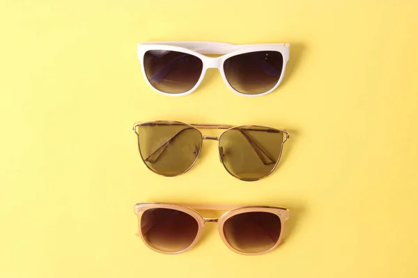 Sada Slunečních Brýlí Barevném Pozadí — Stock fotografie