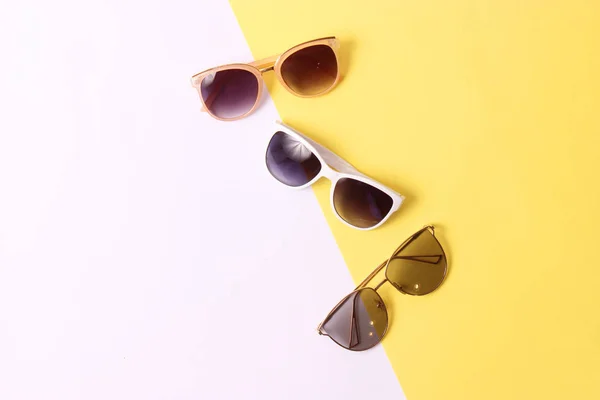 Sonnenbrille Auf Farbigem Hintergrund — Stockfoto