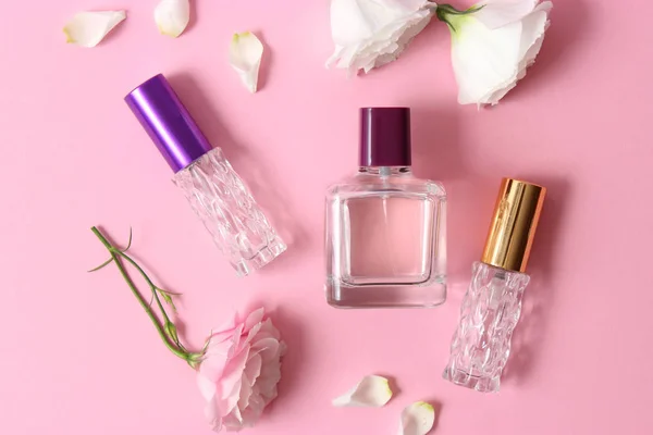 Beautiful Composition Flowers Perfumes Colored Background Top View — Stock Photo, Image