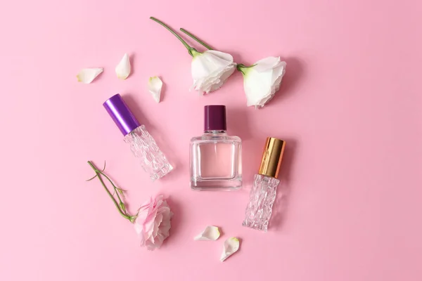 Piękna Kompozycja Kwiatów Perfum Kolorowym Tle Widok Góry — Zdjęcie stockowe