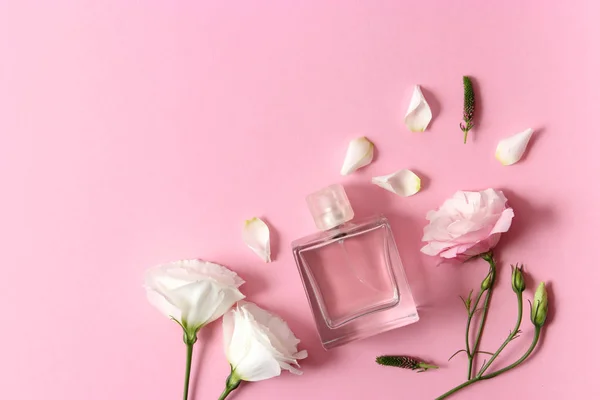 Schöne Komposition Von Blumen Und Parfüms Auf Einem Farbigen Hintergrund — Stockfoto