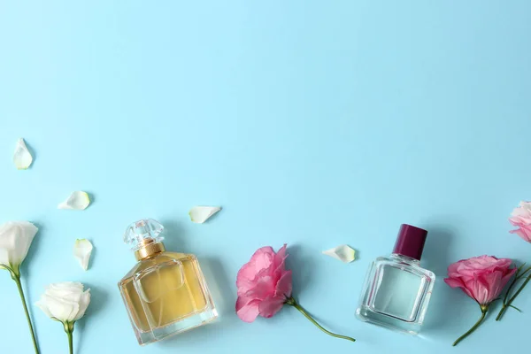 Piękna Kompozycja Kwiatów Perfum Kolorowym Tle Widok Góry — Zdjęcie stockowe