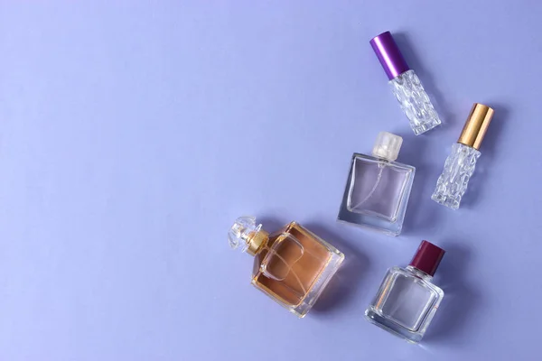 Set Different Perfumes Colored Background Top View — Stock Photo, Image