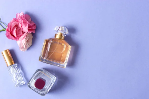 Conjunto Diferentes Perfumes Una Vista Superior Fondo Coloreada — Foto de Stock