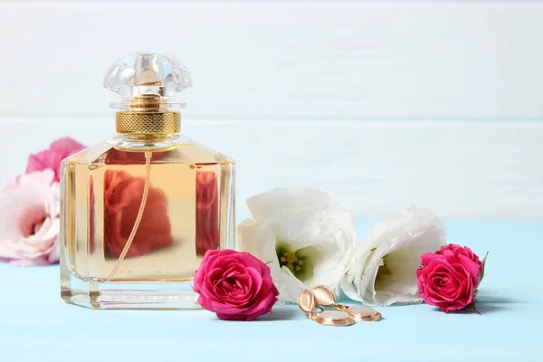 Perfume Flores Fondo Color — Foto de Stock
