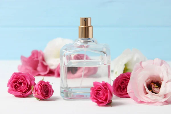 Parfum Bloemen Een Gekleurde Achtergrond — Stockfoto