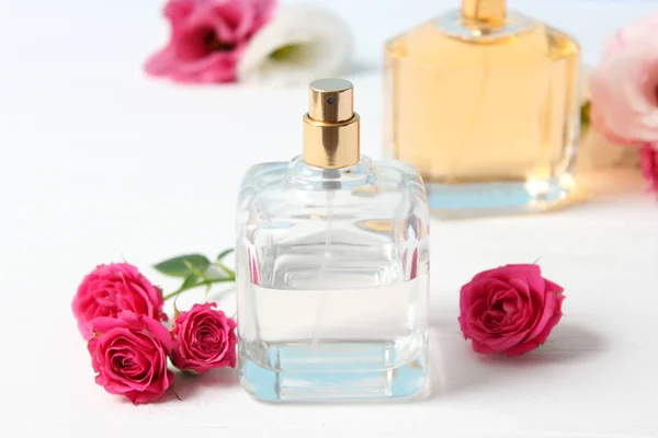 Parfum Bloemen Een Gekleurde Achtergrond — Stockfoto