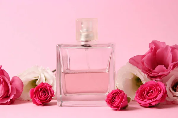 Perfumy Kwiaty Kolorowym Tle — Zdjęcie stockowe