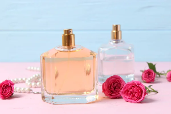 Perfumy Kwiaty Kolorowym Tle — Zdjęcie stockowe