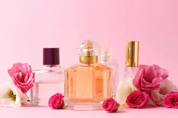 Perfumy Kwiaty Kolorowym Tle — Zdjęcie stockowe