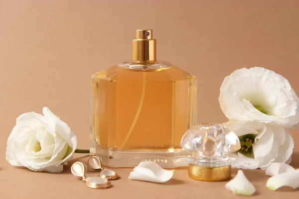 Parfum Bloemen Een Gekleurde Achtergrond — Stockfoto