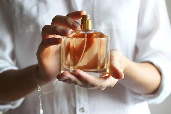 Das Mädchen Benutzt Parfüm Parfüm Weiblichen Händen — Stockfoto