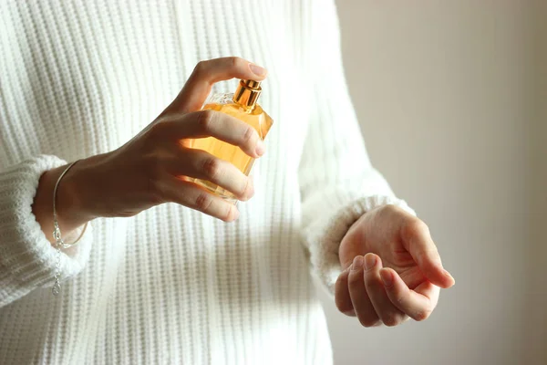 Das Mädchen Benutzt Parfüm Parfüm Weiblichen Händen — Stockfoto