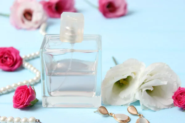 Parfym Och Blommor Färgad Bakgrund — Stockfoto