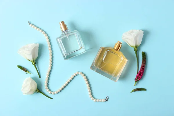 Parfum Bloemen Een Gekleurde Achtergrond — Stockfoto