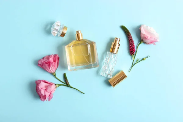Perfumy Kwiaty Kolorowym Tle — Zdjęcie stockowe