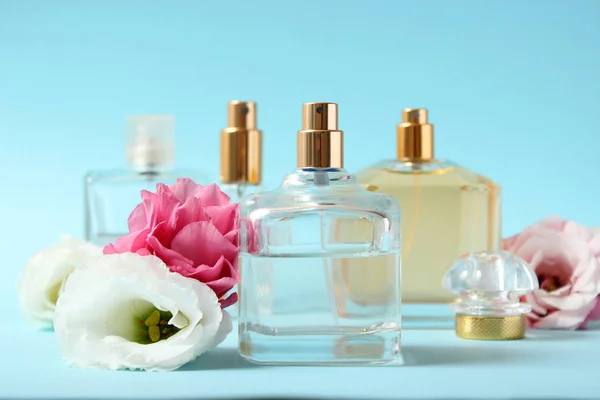 Parfum Bloemen Een Gekleurde Achtergrond — Stockfoto