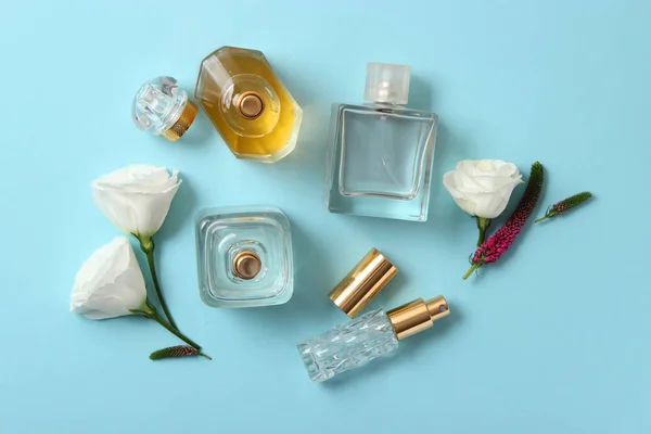 Parfum Bloemen Een Gekleurde Achtergrond — Stockfoto