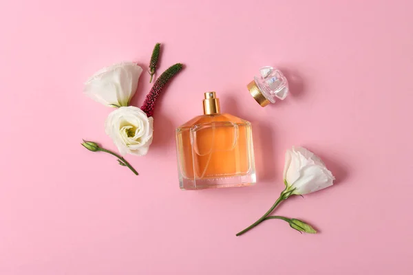 Parfum Bloemen Een Gekleurde Achtergrond — Stockfoto