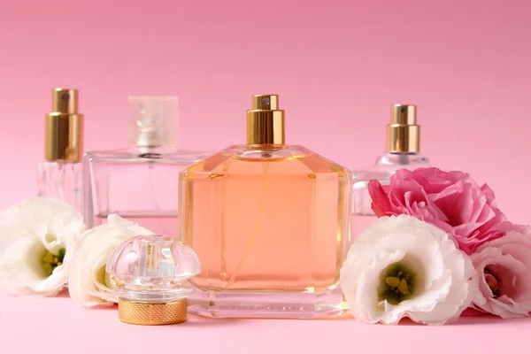 Perfume Flores Fondo Color — Foto de Stock