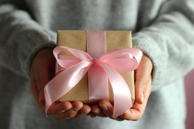 Hediye kutusu kadınların elinde. Tatil, hediye, hediye..