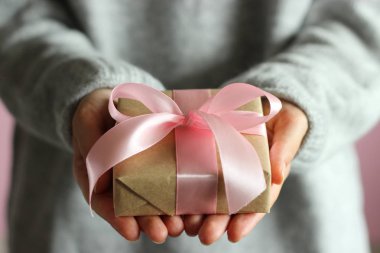 Hediye kutusu kadınların elinde. Tatil, hediye, hediye..